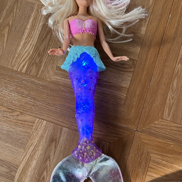 Mermaid Barbie with Light Up Tail - Picture 3 of 5